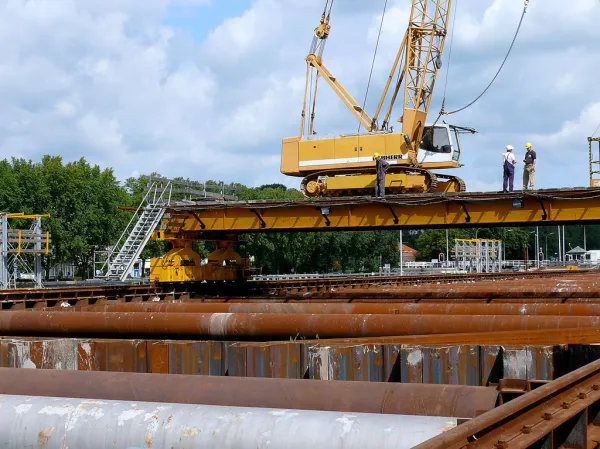Estrutura e equipamentos em obra de construção