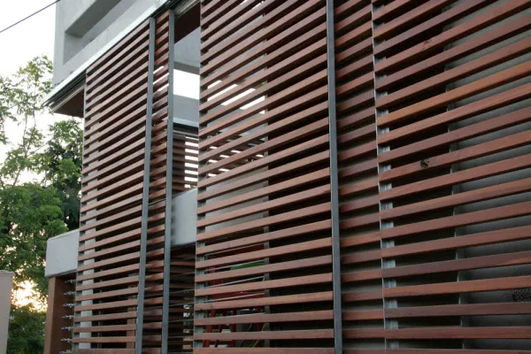 Fachada contemporânea com elementos construtivos